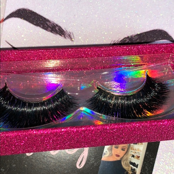 Lashes - Picture 3 of 4